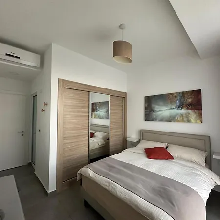Charming 2 Bedroom Garden Getaway Appartement *