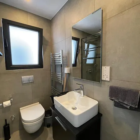 Charming 2 Bedroom Garden Getaway Appartement *