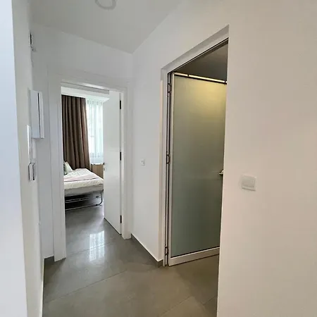 Charming 2 Bedroom Garden Getaway Apartment *