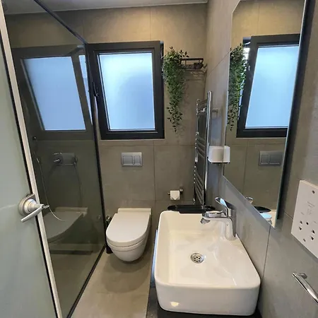 Charming 2 Bedroom Garden Getaway *