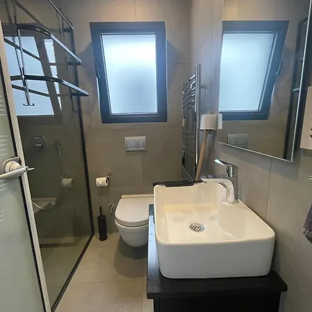 Charming 2 Bedroom Garden Getaway Apartment