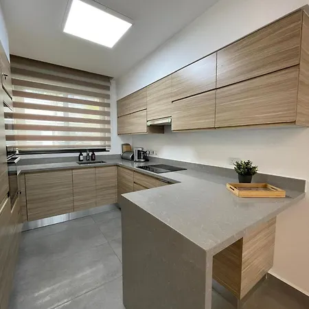 Charming 2 Bedroom Garden Getaway Daire Girne