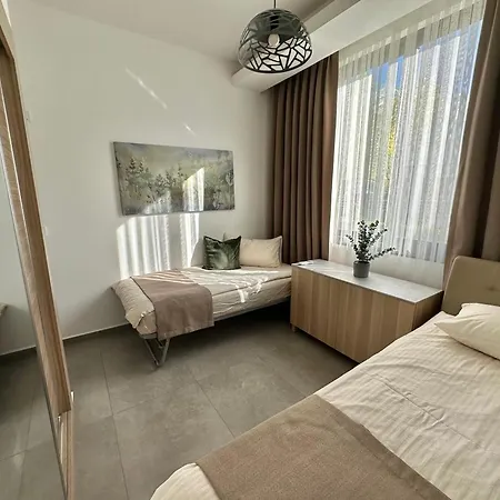 Charming 2 Bedroom Garden Getaway Daire *